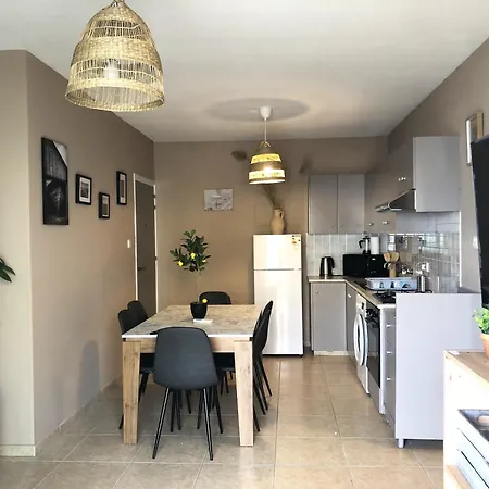 2 Cozy Apts, Fast Internet, 5 Min Walk To Beach! Апартаменты