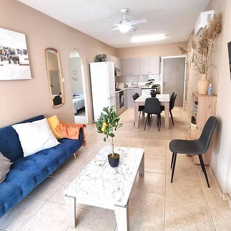 2 Cozy Apts, Fast Internet, 5 Min Walk To Beach! Апартаменты