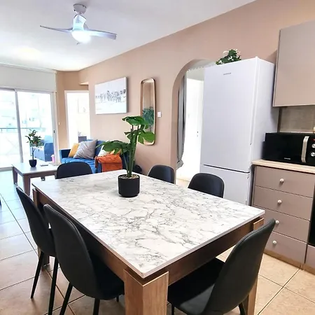 2 Cozy Apts, Fast Internet, 5 Min Walk To Beach! Ларнака