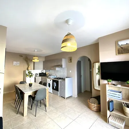 Апартаменты 2 Cozy Apts, Fast Internet, 5 Min Walk To Beach!