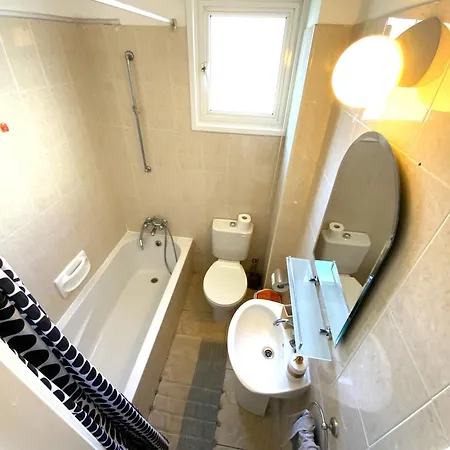 2 Cozy Apts, Fast Internet, 5 Min Walk To Beach! * Ларнака