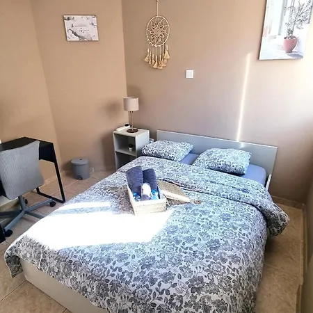 2 Cozy Apts, Fast Internet, 5 Min Walk To Beach! Ларнака