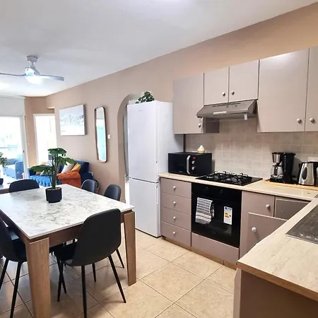 2 Cozy Apts, Fast Internet, 5 Min Walk To Beach! Ларнака