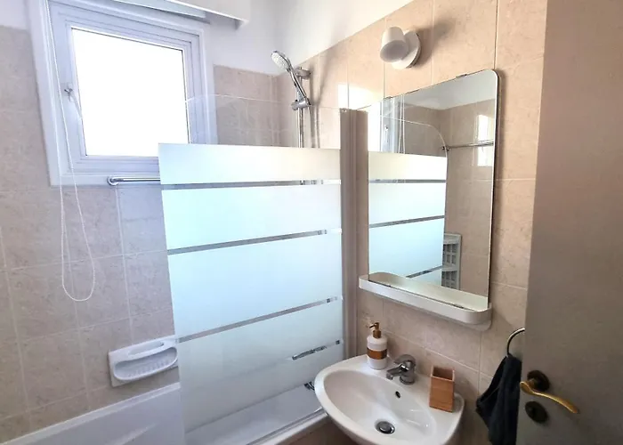 2 Cozy Apts, Fast Internet, 5 Min Walk To Beach! * Larnaca