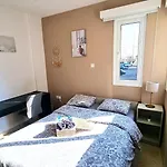 2 Cozy Apts, Fast Internet, 5 Min Walk To Beach! *