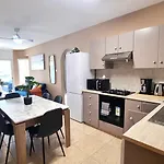 2 Cozy Apts, Fast Internet, 5 Min Walk To Beach! Larnaca