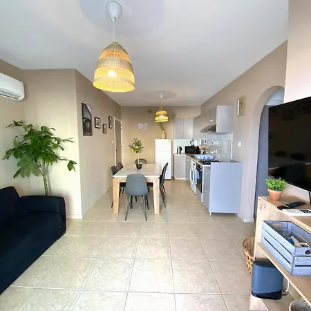 2 Cozy Apts, Fast Internet, 5 Min Walk To Beach!