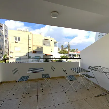 2 Cozy Apts, Fast Internet, 5 Min Walk To Beach! Apartment *