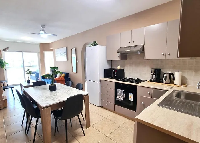 2 Cozy Apts, Fast Internet, 5 Min Walk To Beach! Larnaca