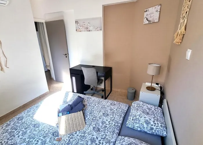 2 Cozy Apts, Fast Internet, 5 Min Walk To Beach! *