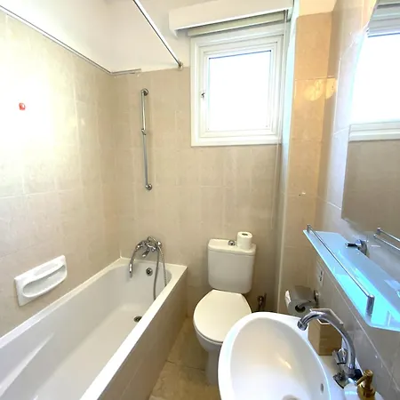 2 Cozy Apts, Fast Internet, 5 Min Walk To Beach!